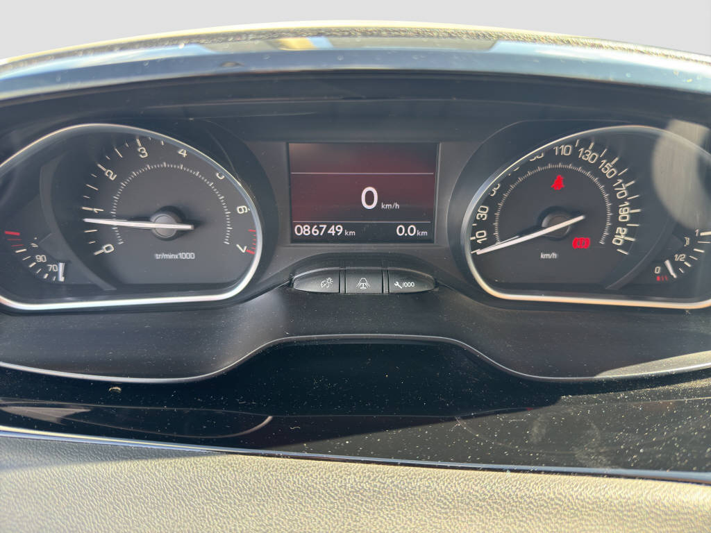 PEUGEOT 208 1.6 VTi Allure-image-8