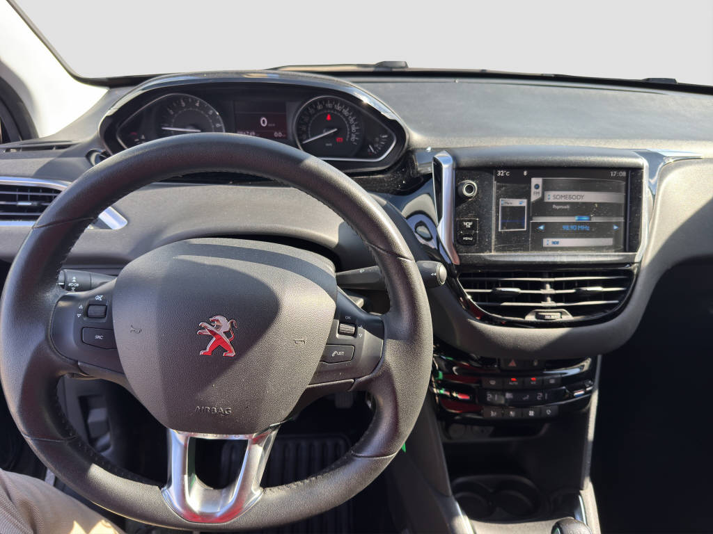 PEUGEOT 208 1.6 VTi Allure-image-9