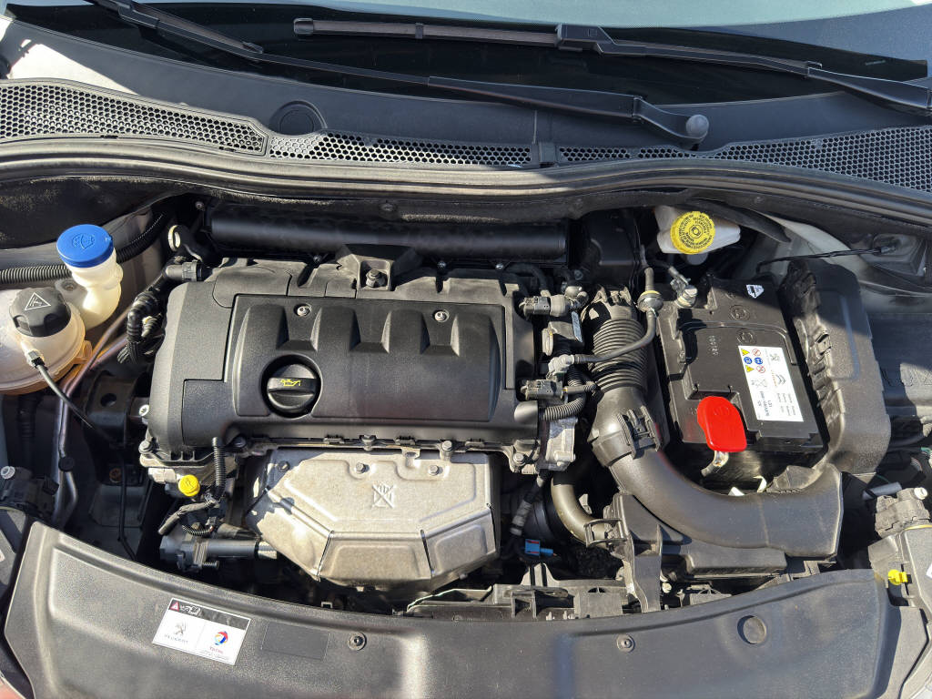 PEUGEOT 208 1.6 VTi Allure-image-12