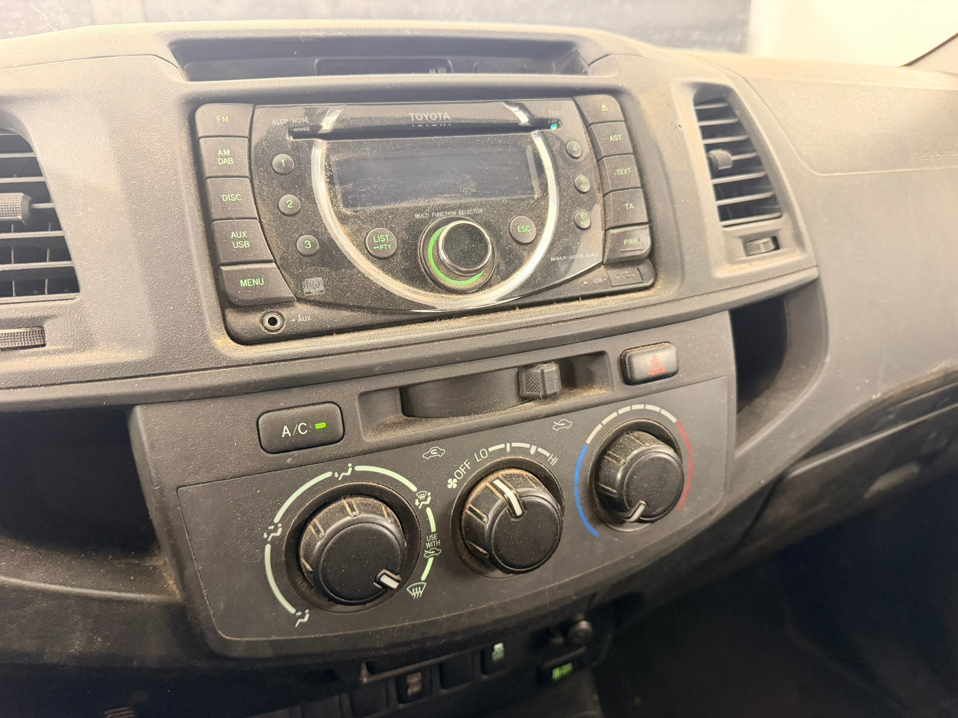 TOYOTA Hilux 2.5D 4WD Double Cab Luna-image-9