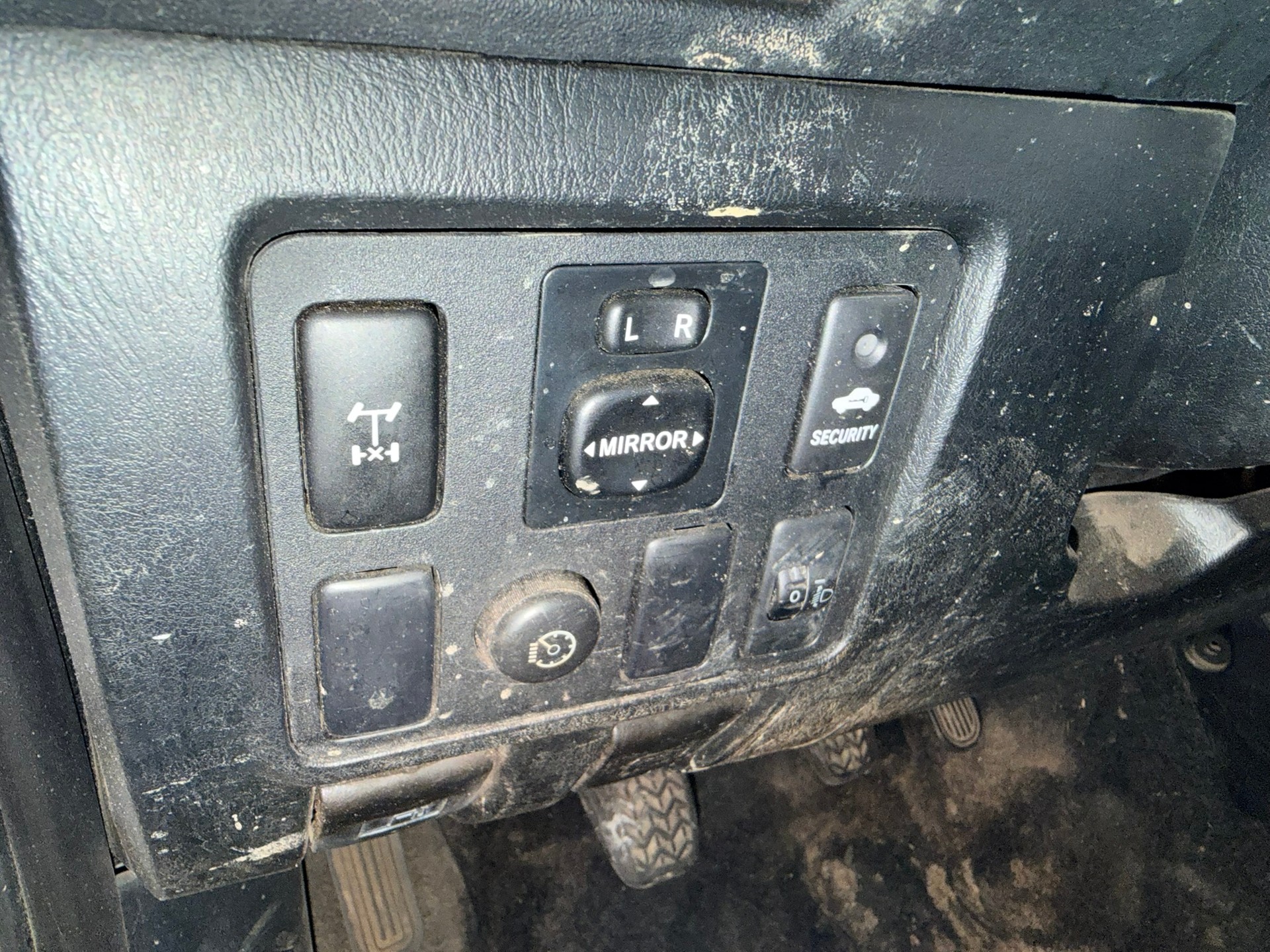 TOYOTA Hilux 2.5D 4WD Double Cab Luna-image-8