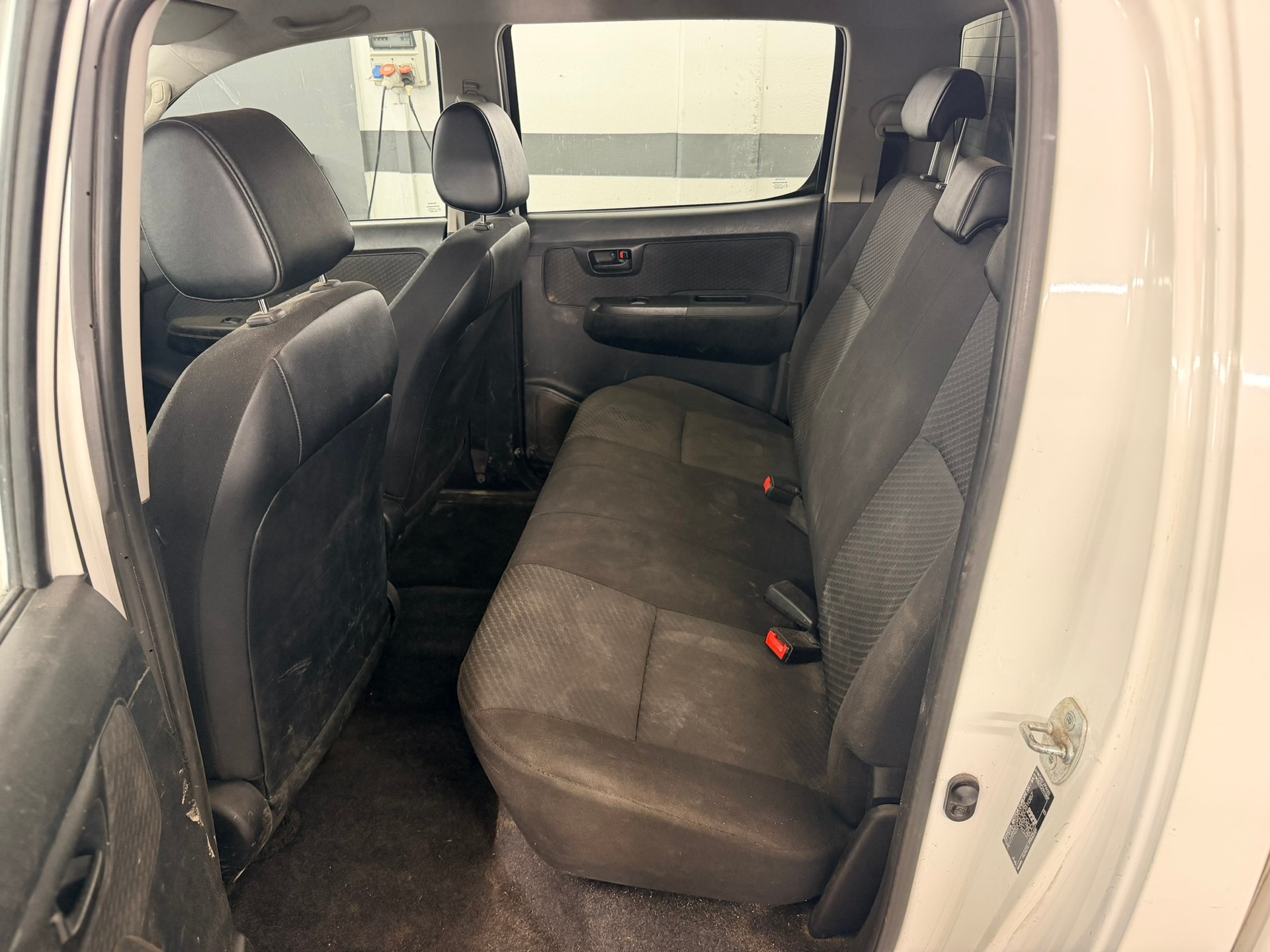 TOYOTA Hilux 2.5D 4WD Double Cab Luna-image-6