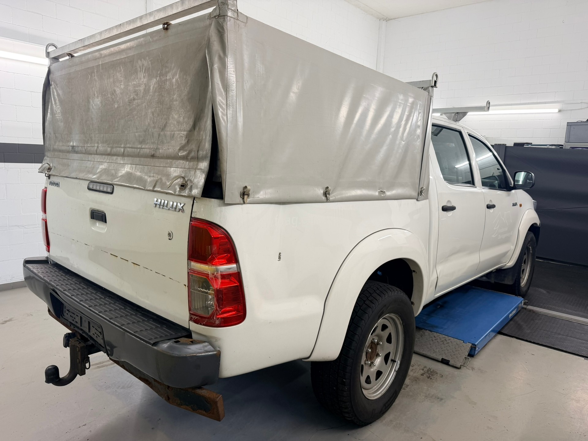 TOYOTA Hilux 2.5D 4WD Double Cab Luna-image-3