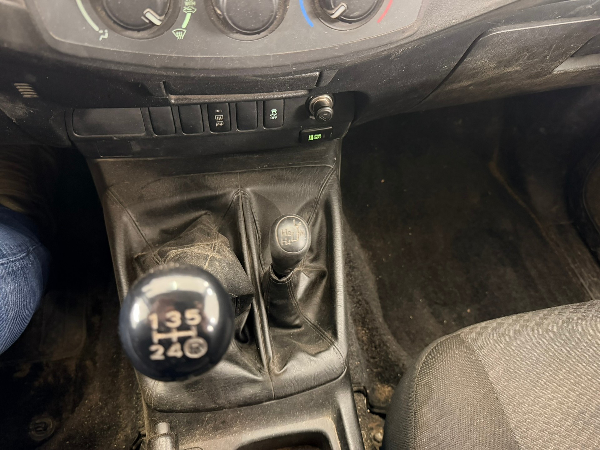 TOYOTA Hilux 2.5D 4WD Double Cab Luna-image-10