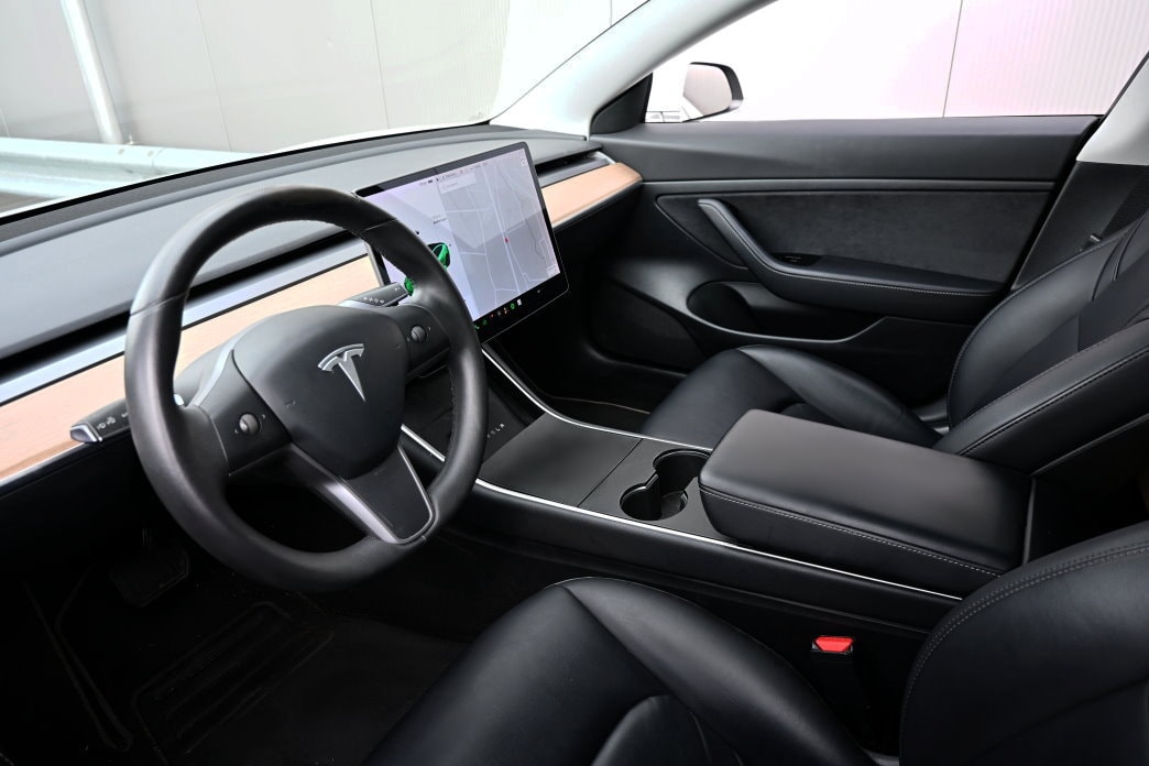 TESLA Model 3-image-8