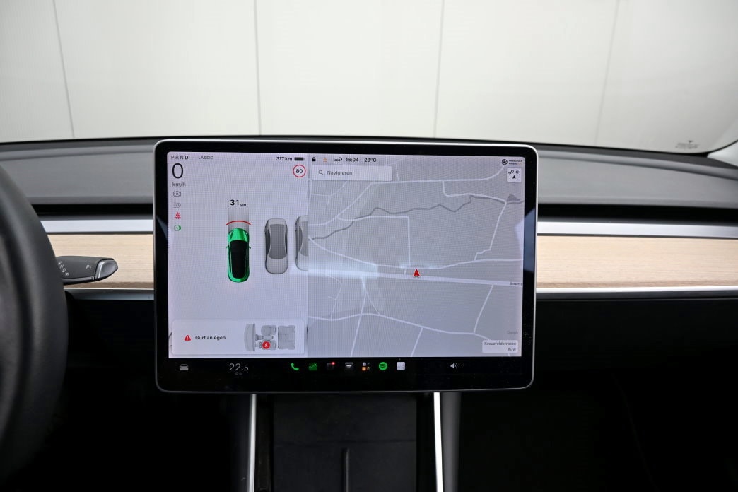 TESLA Model 3-image-9
