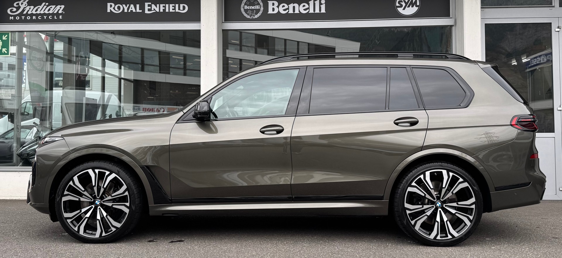 BMW X7 xDrive 48V M60i Steptronic M Sport Pro Individual-image-2