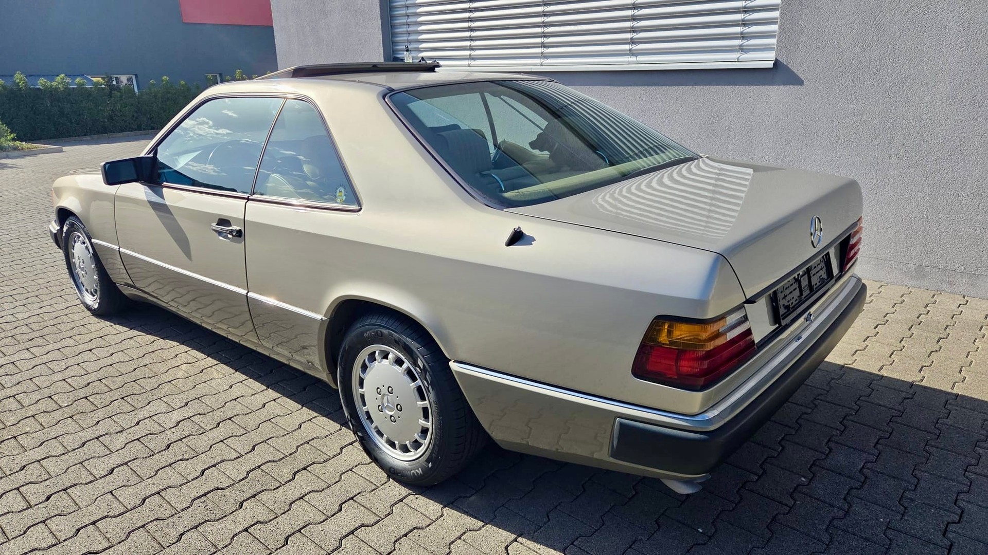 MERCEDES-BENZ 300 CE-24-image-2