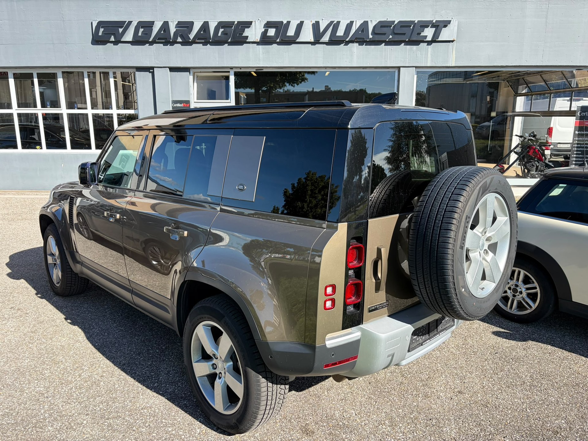 LAND ROVER Defender 110 D240 SD4 First Edition AT8-image-2
