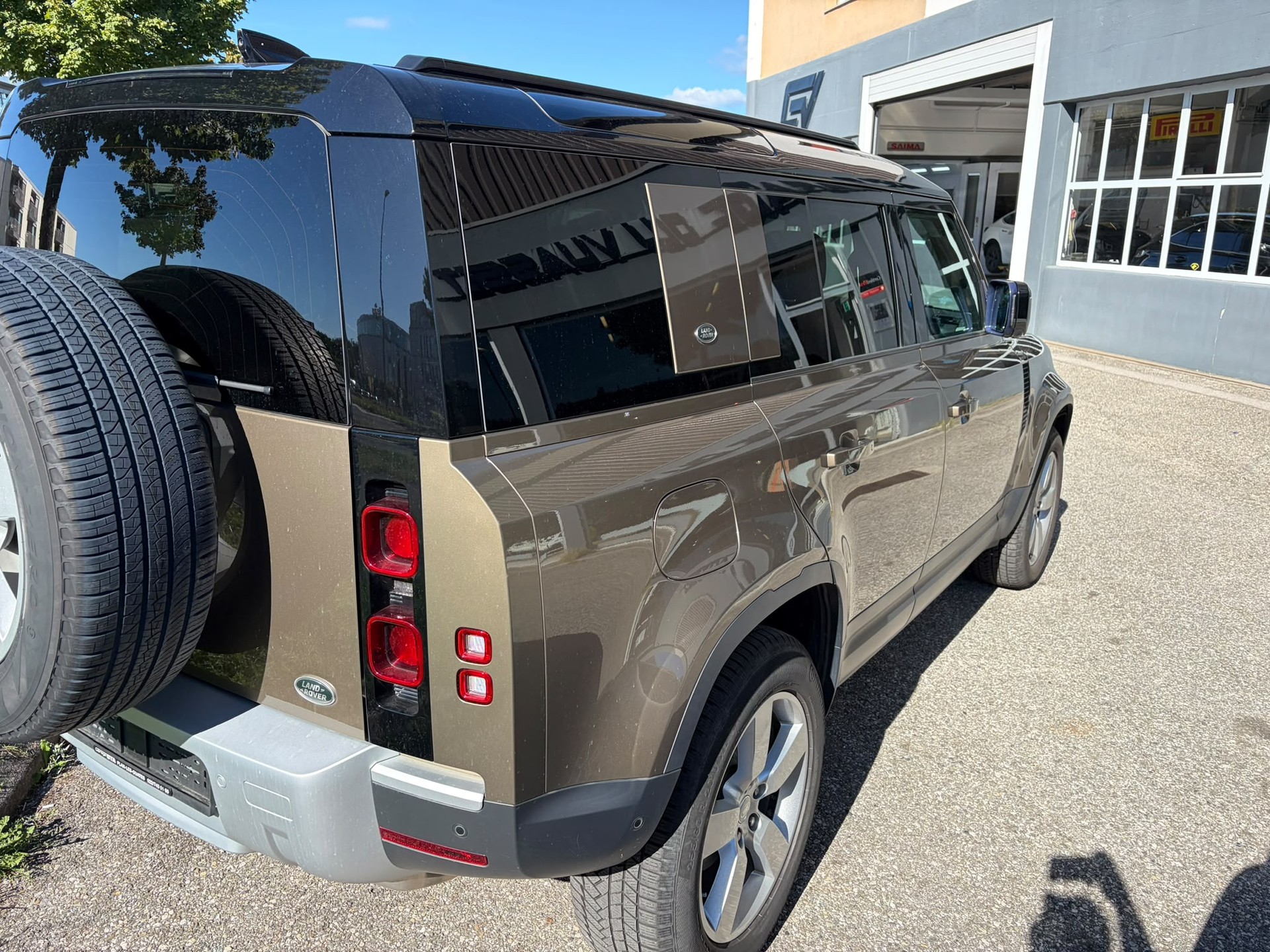 LAND ROVER Defender 110 D240 SD4 First Edition AT8-image-4