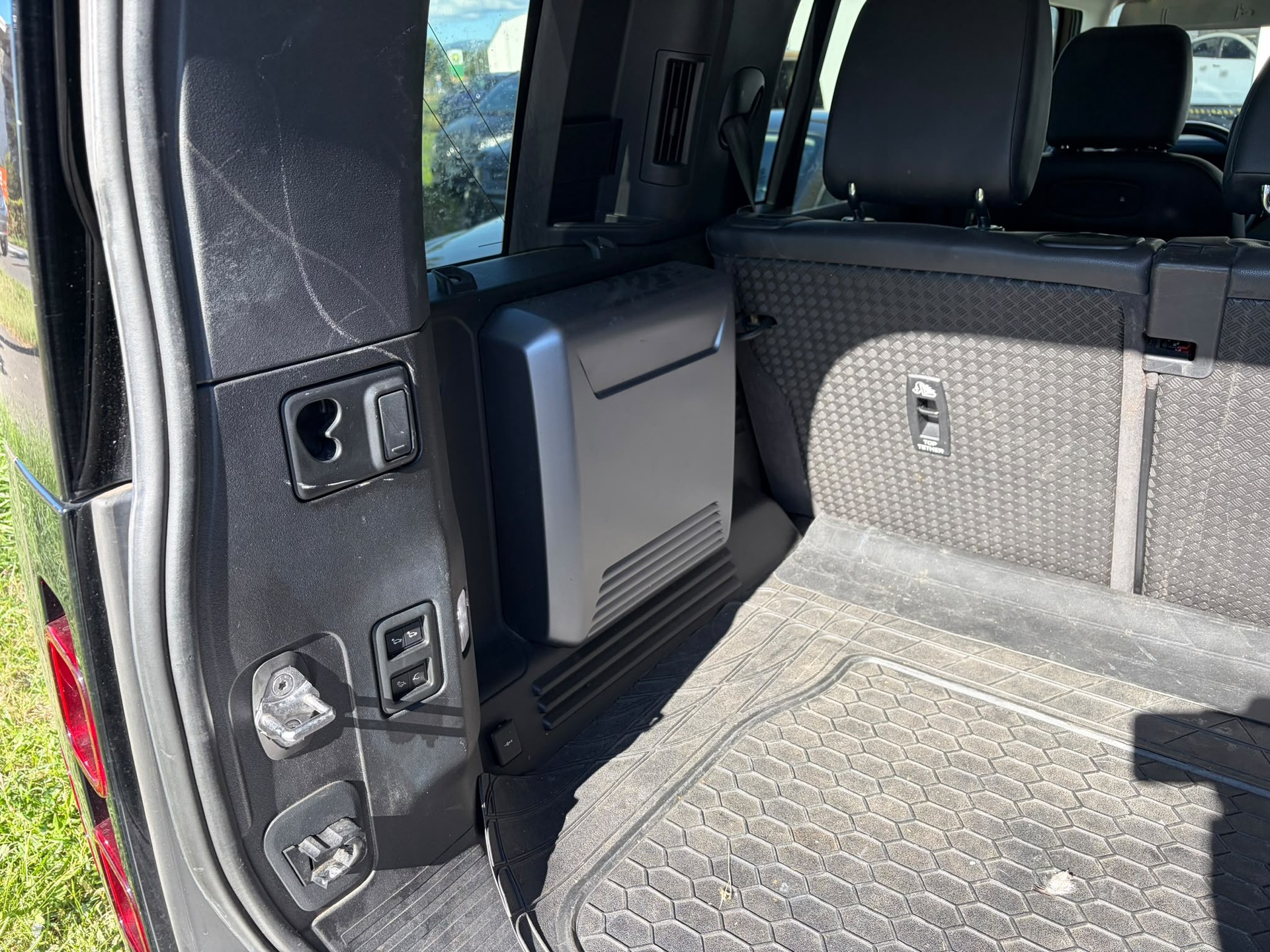 LAND ROVER Defender 110 D240 SD4 First Edition AT8-image-13