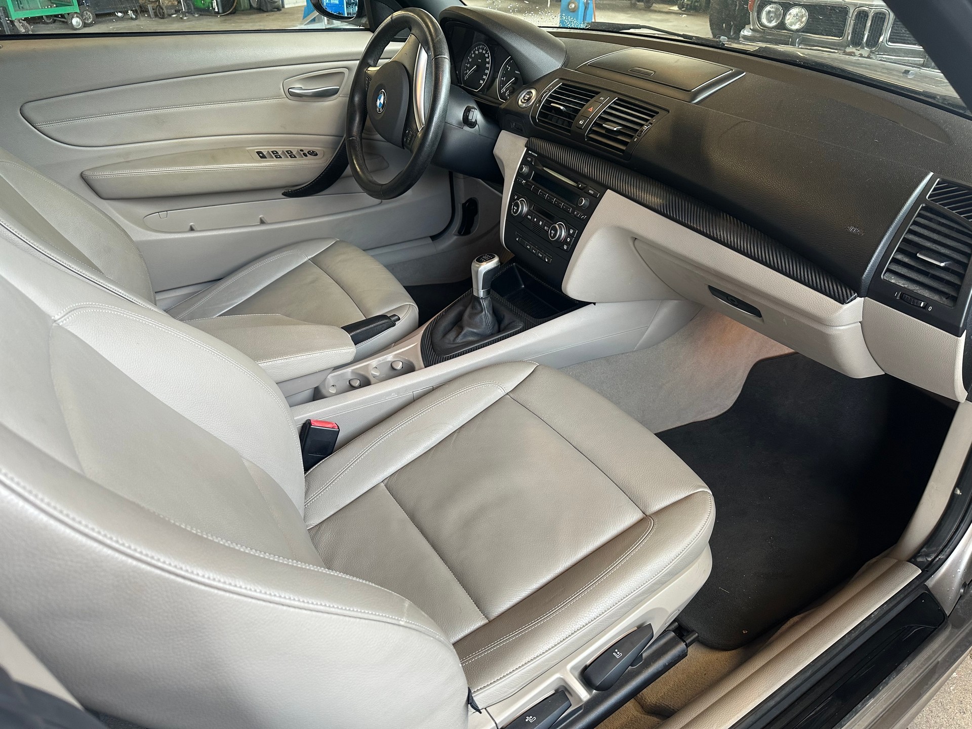 BMW 120i Cabrio-image-10