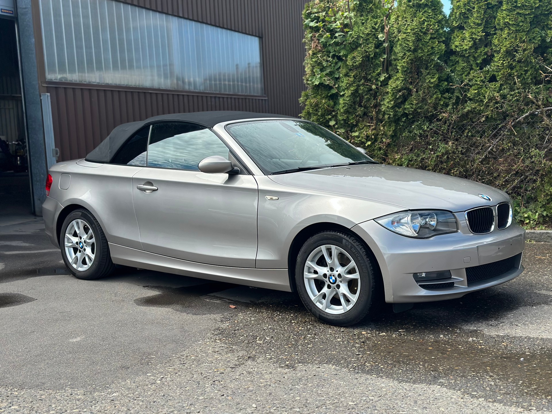 BMW 120i Cabrio-image-1