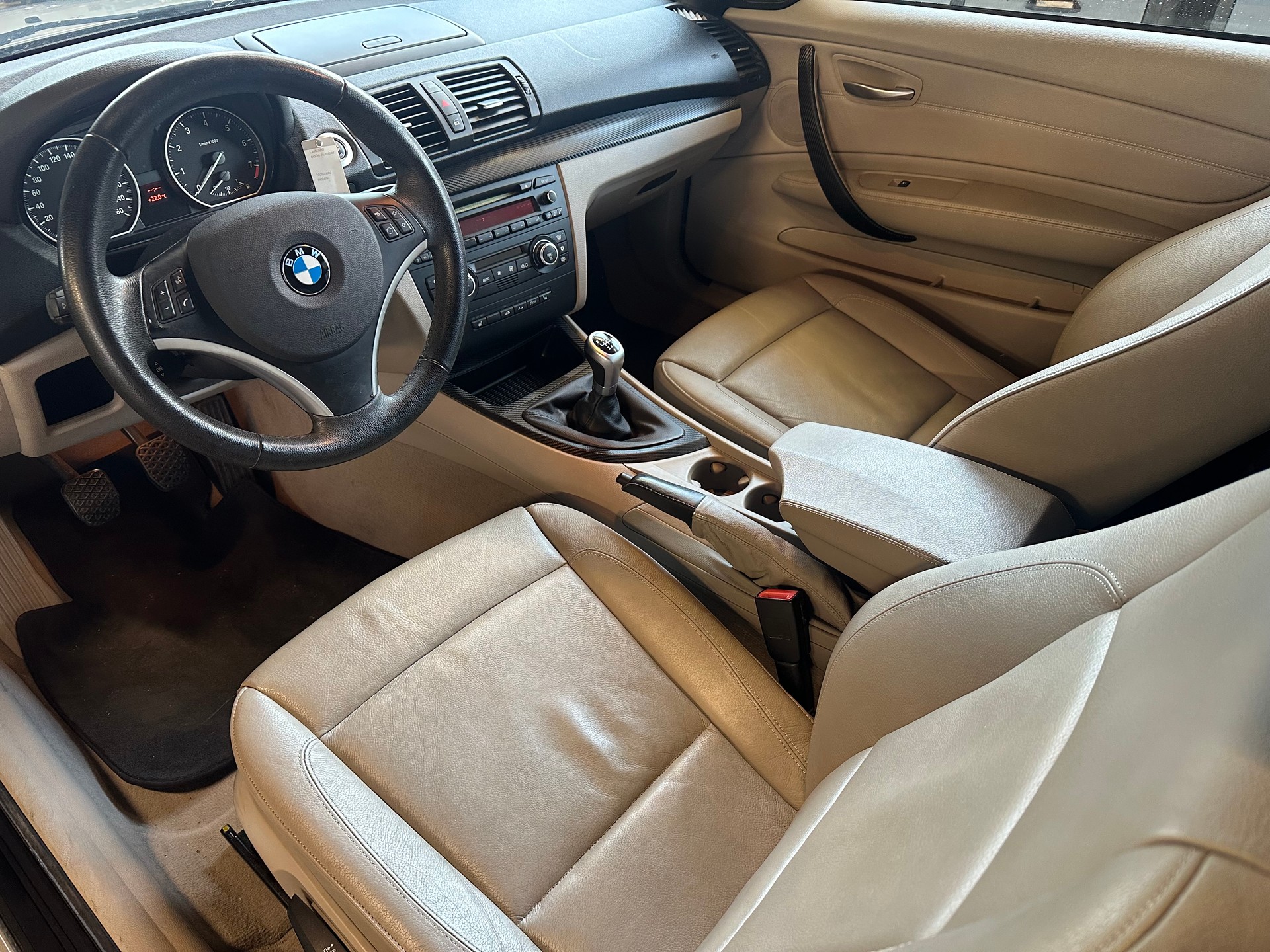 BMW 120i Cabrio-image-7