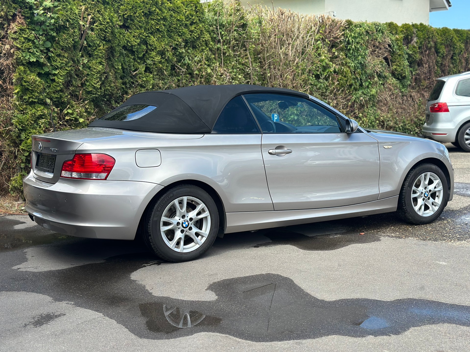 BMW 120i Cabrio-image-3