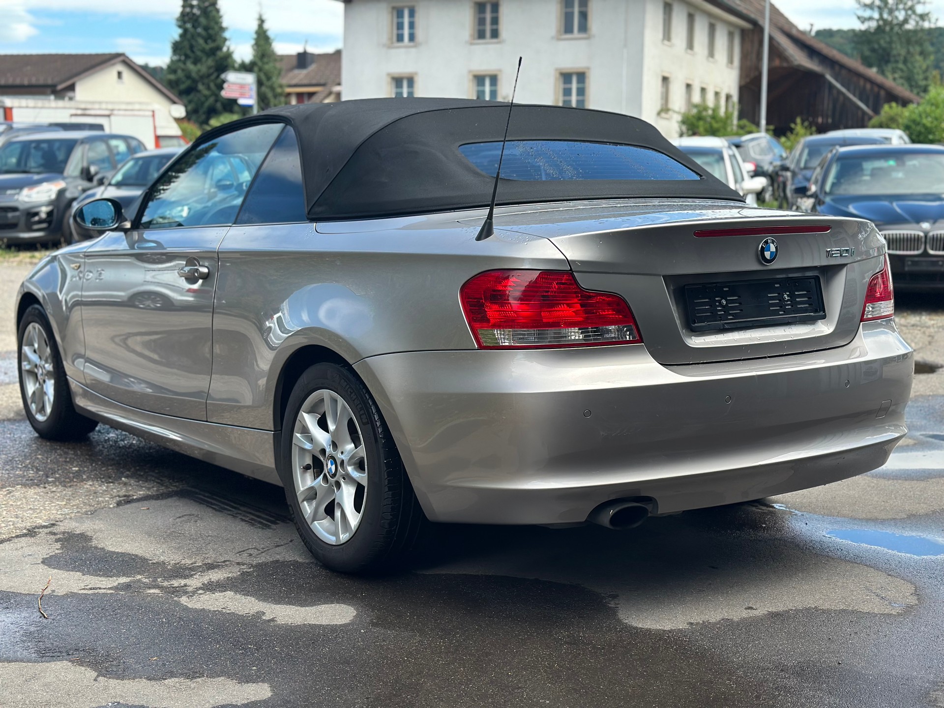 BMW 120i Cabrio-image-5