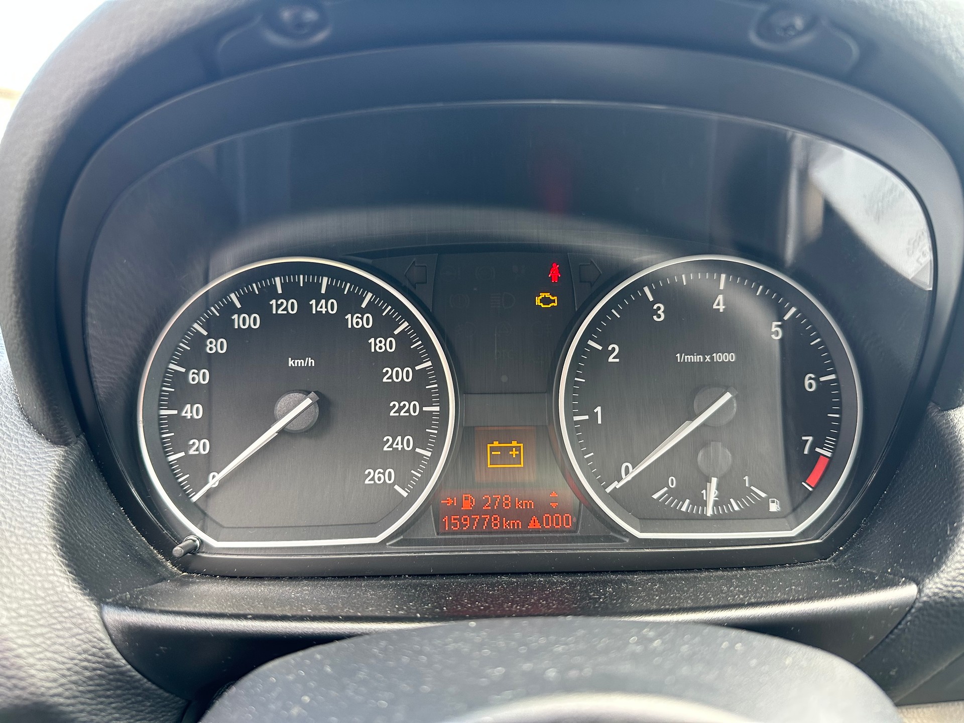 BMW 120i Cabrio-image-13