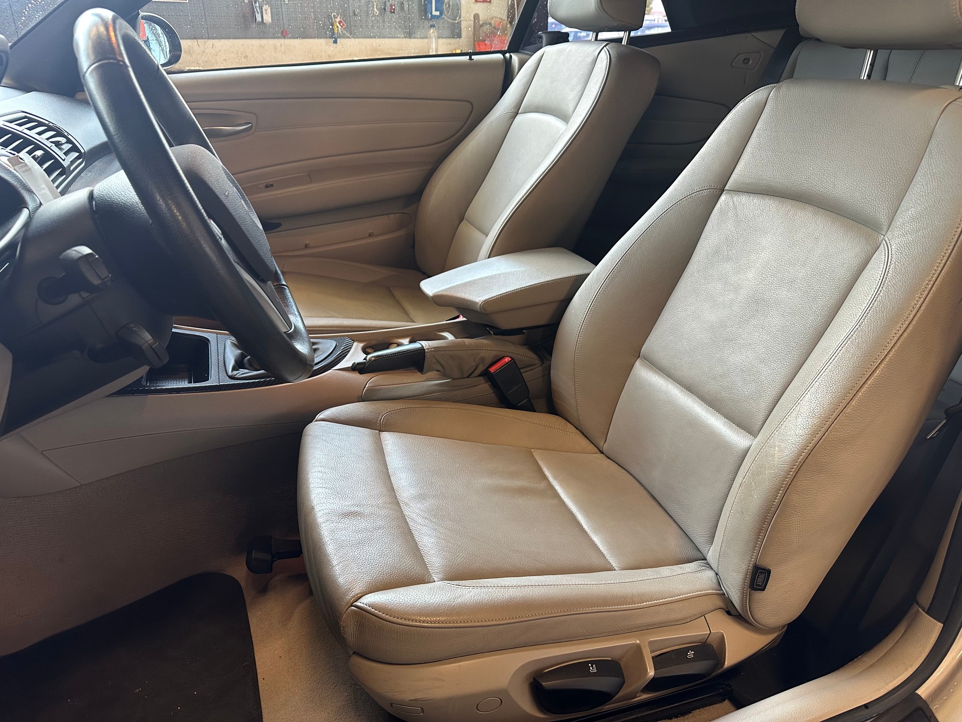 BMW 120i Cabrio-image-8