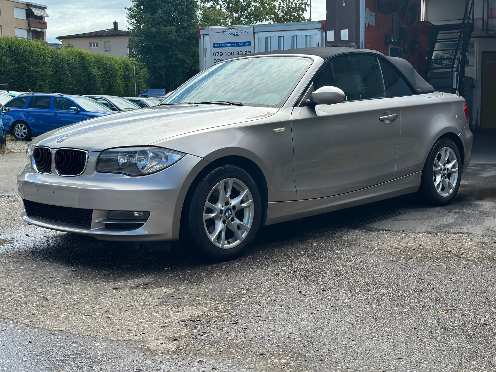 BMW 120i Cabrio-image-6