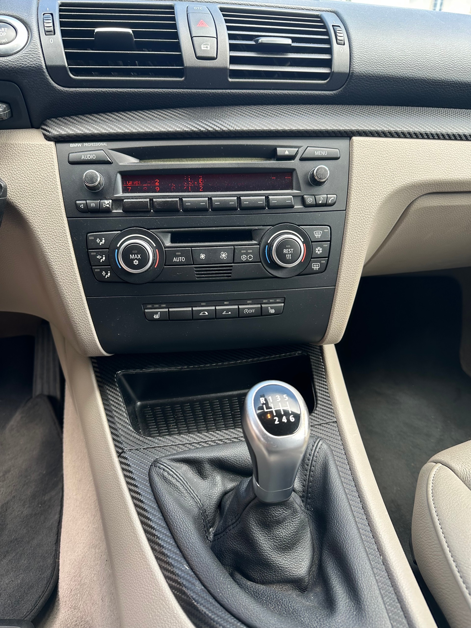 BMW 120i Cabrio-image-9