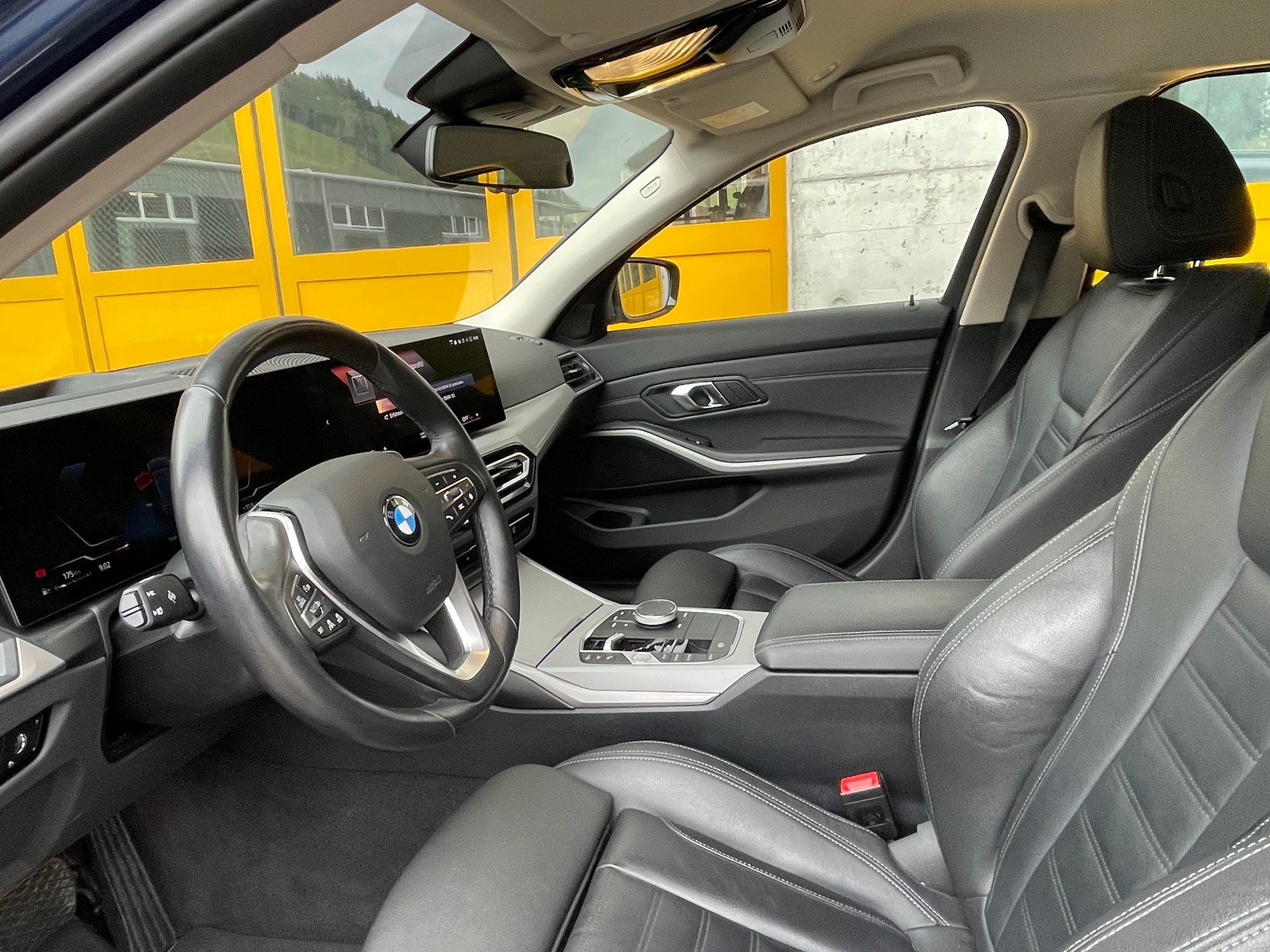 BMW 320d xDrive 48V Touring Steptronic M Sport-image-10