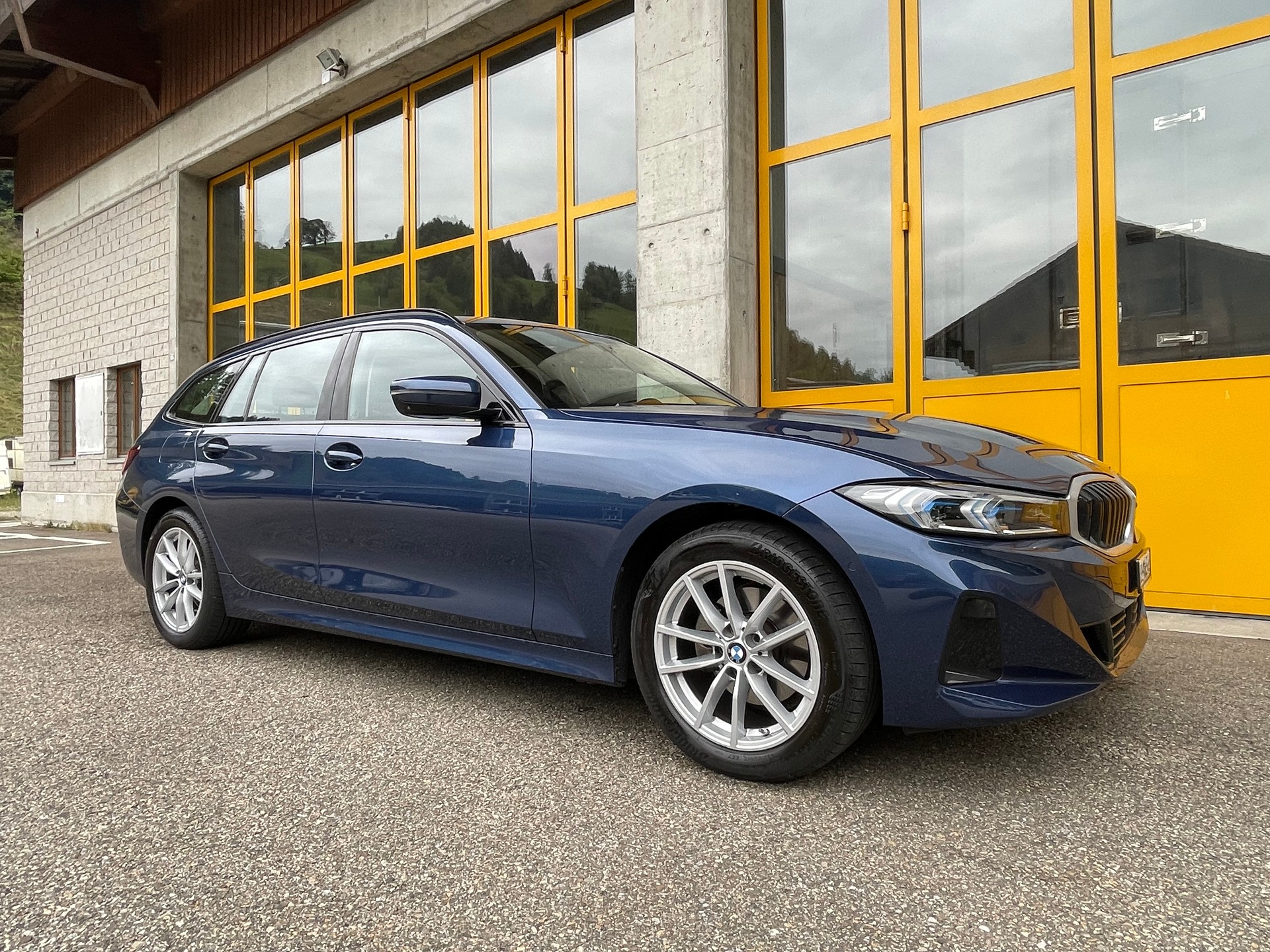 BMW 320d xDrive 48V Touring Steptronic M Sport-image-6