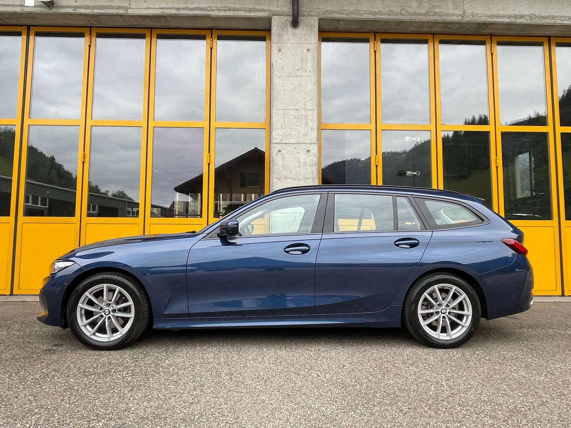 BMW 320d xDrive 48V Touring Steptronic M Sport-image-1