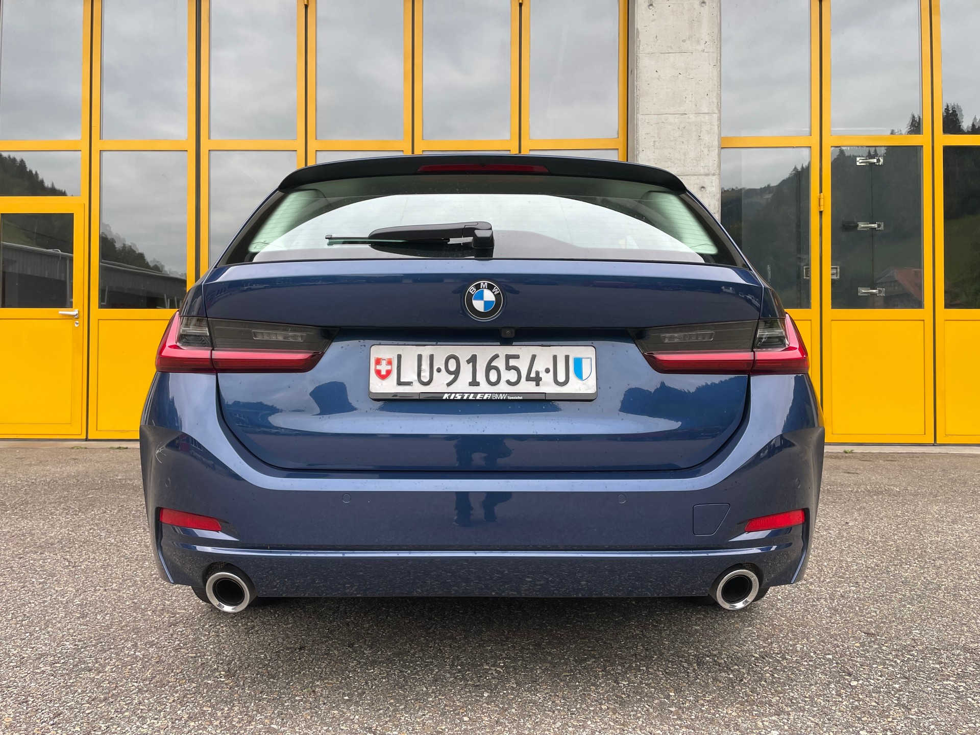 BMW 320d xDrive 48V Touring Steptronic M Sport-image-3