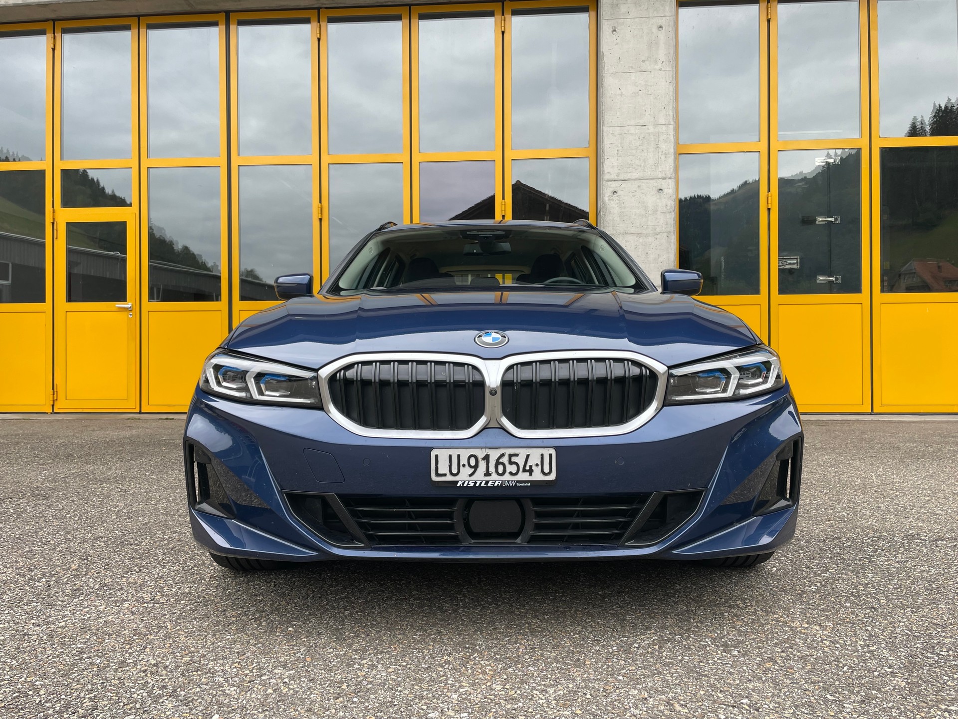 BMW 320d xDrive 48V Touring Steptronic M Sport-image-8