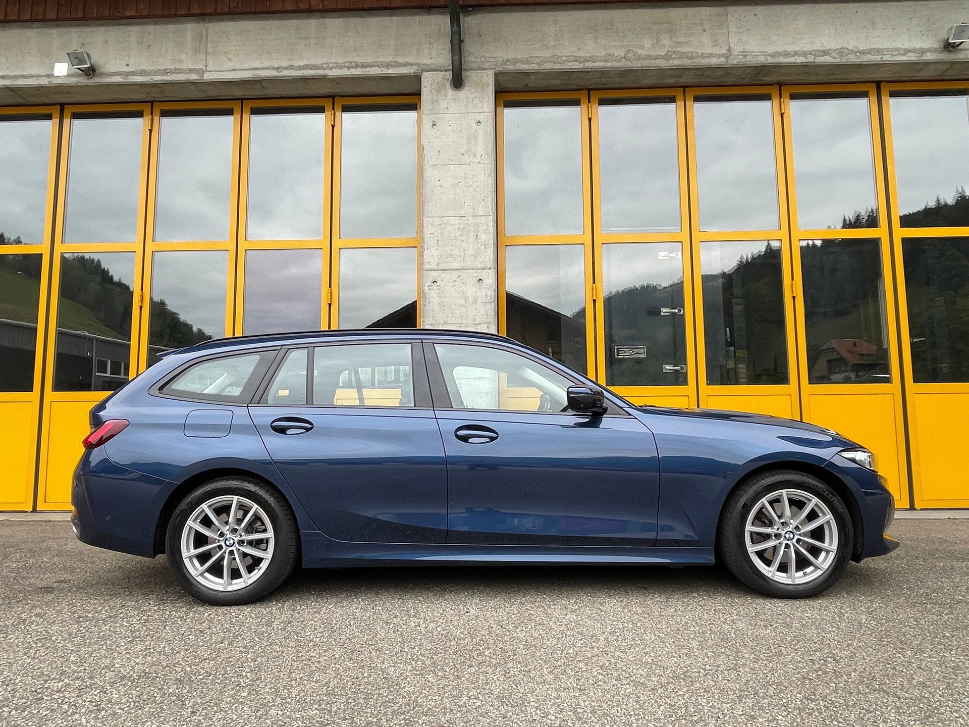 BMW 320d xDrive 48V Touring Steptronic M Sport-image-5