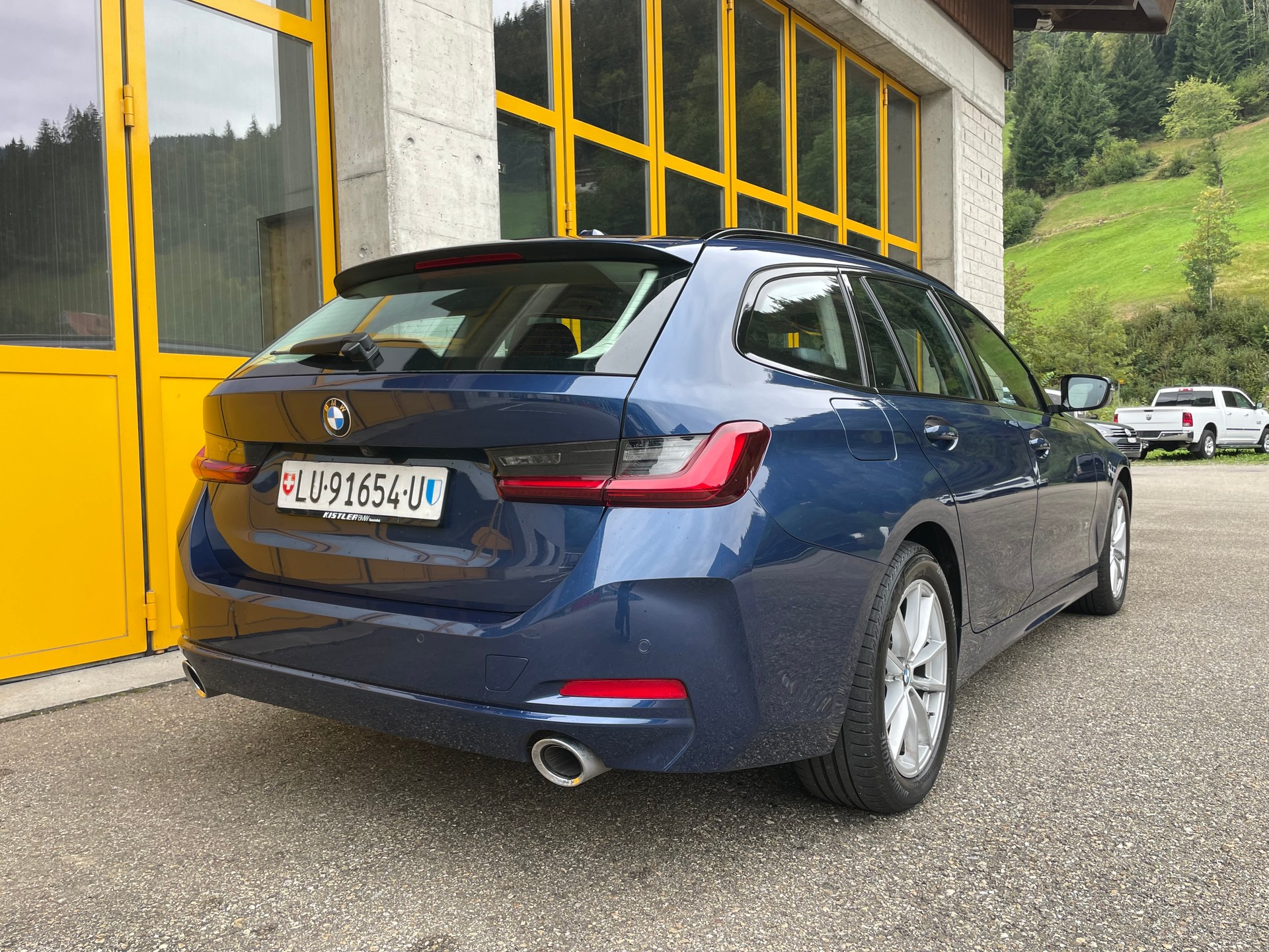 BMW 320d xDrive 48V Touring Steptronic M Sport-image-4