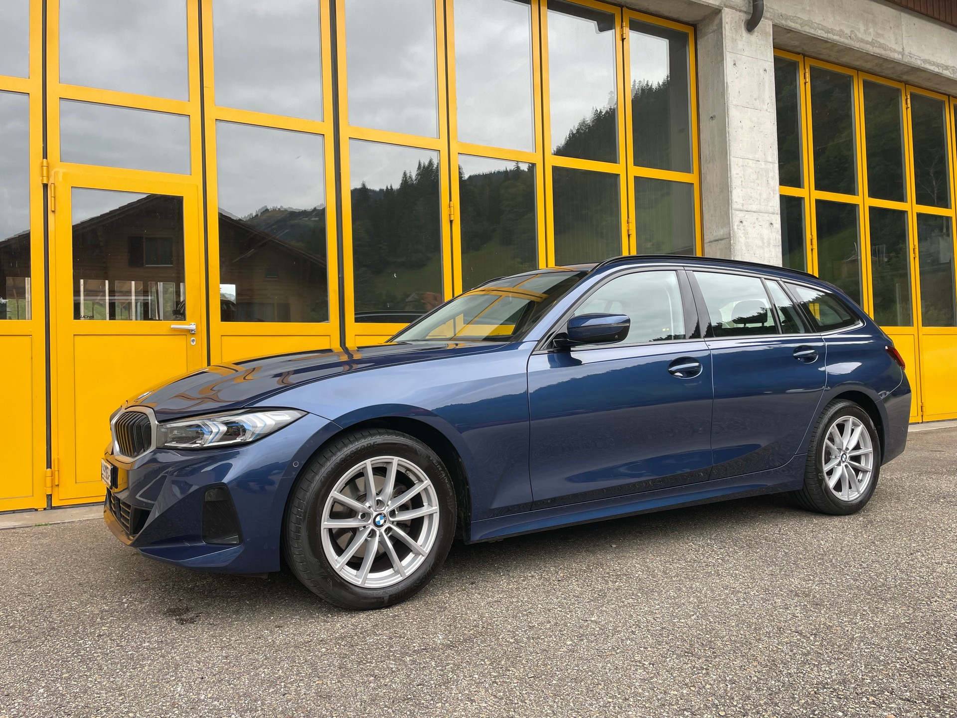 BMW 320d xDrive 48V Touring Steptronic M Sport-image-0