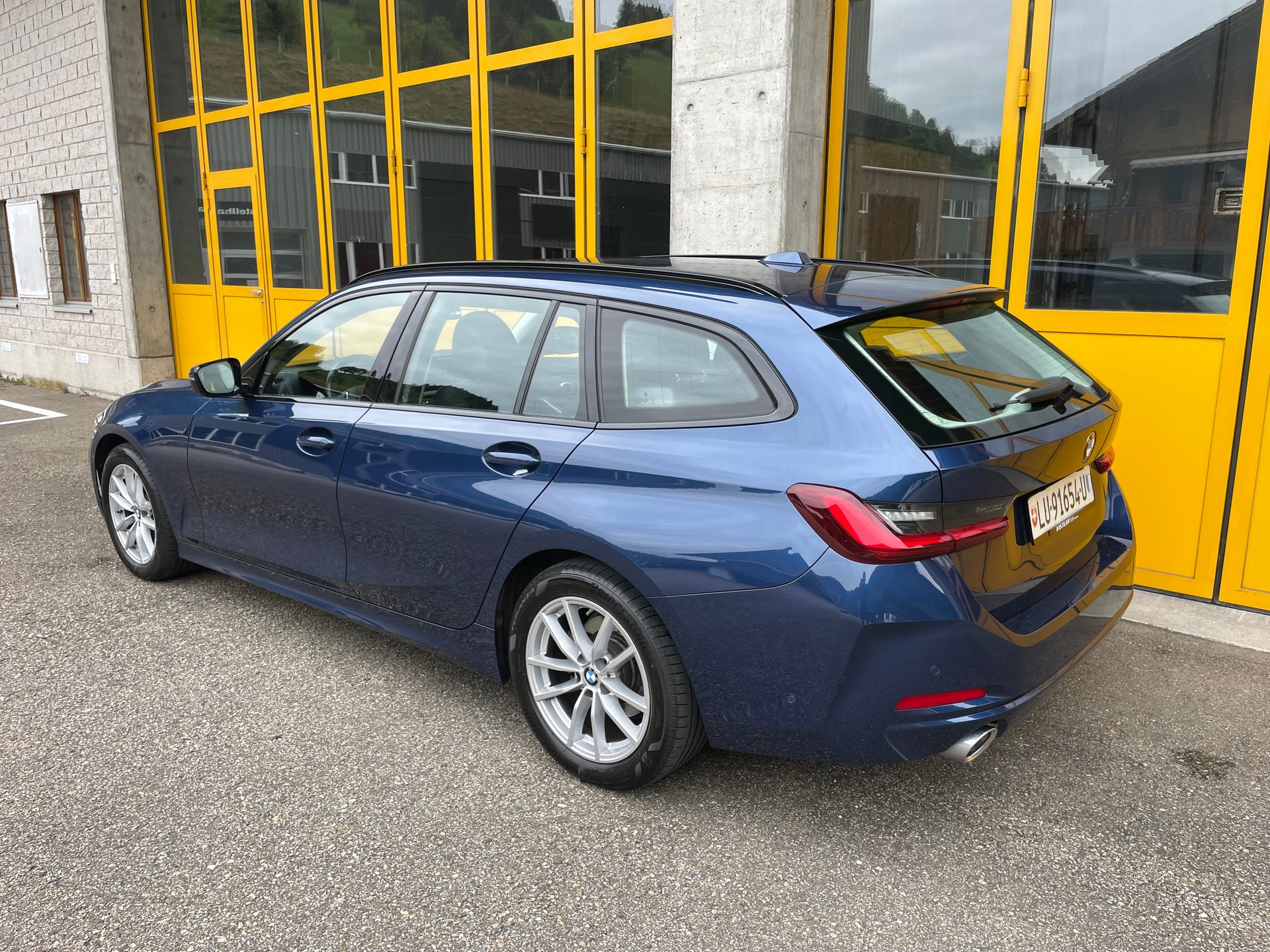 BMW 320d xDrive 48V Touring Steptronic M Sport-image-2