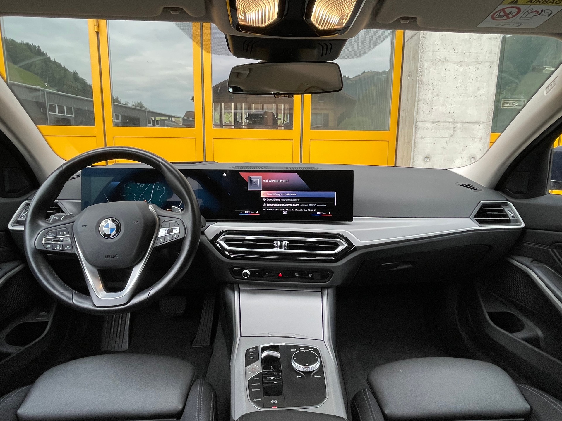 BMW 320d xDrive 48V Touring Steptronic M Sport-image-11