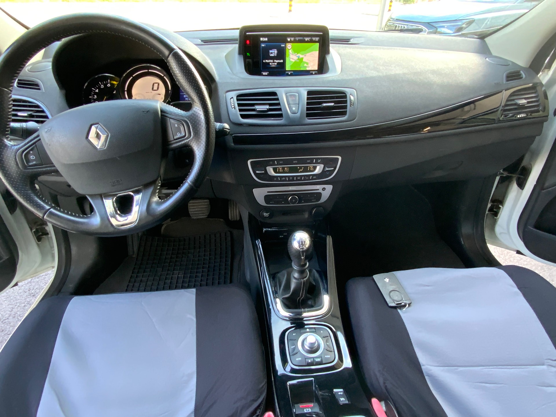 RENAULT Mégane Grandtour 1.2 16V Turbo Bose-image-13