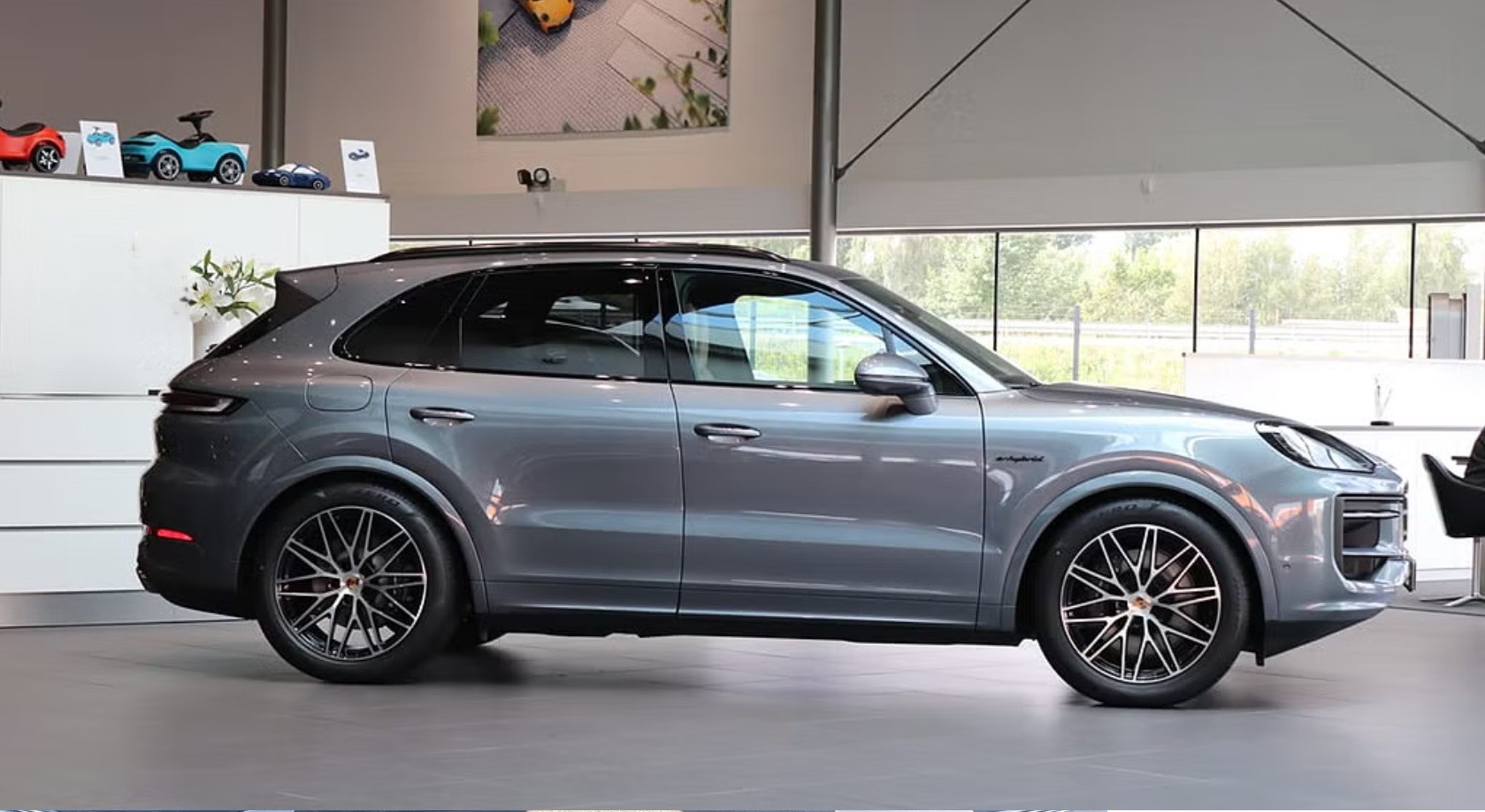 PORSCHE Cayenne E-Hybrid Black Edition Tiptronic-image-1