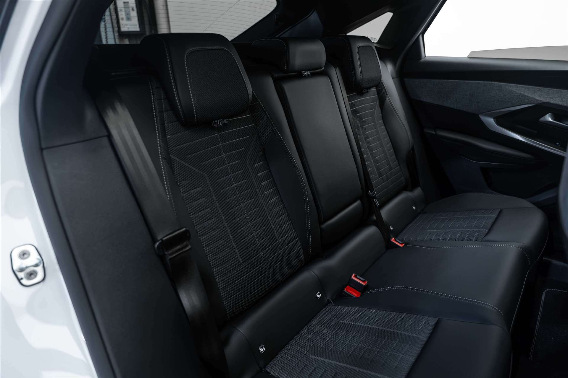 PEUGEOT 3008 145 GT Hybrid e-DCS-Automat-image-11