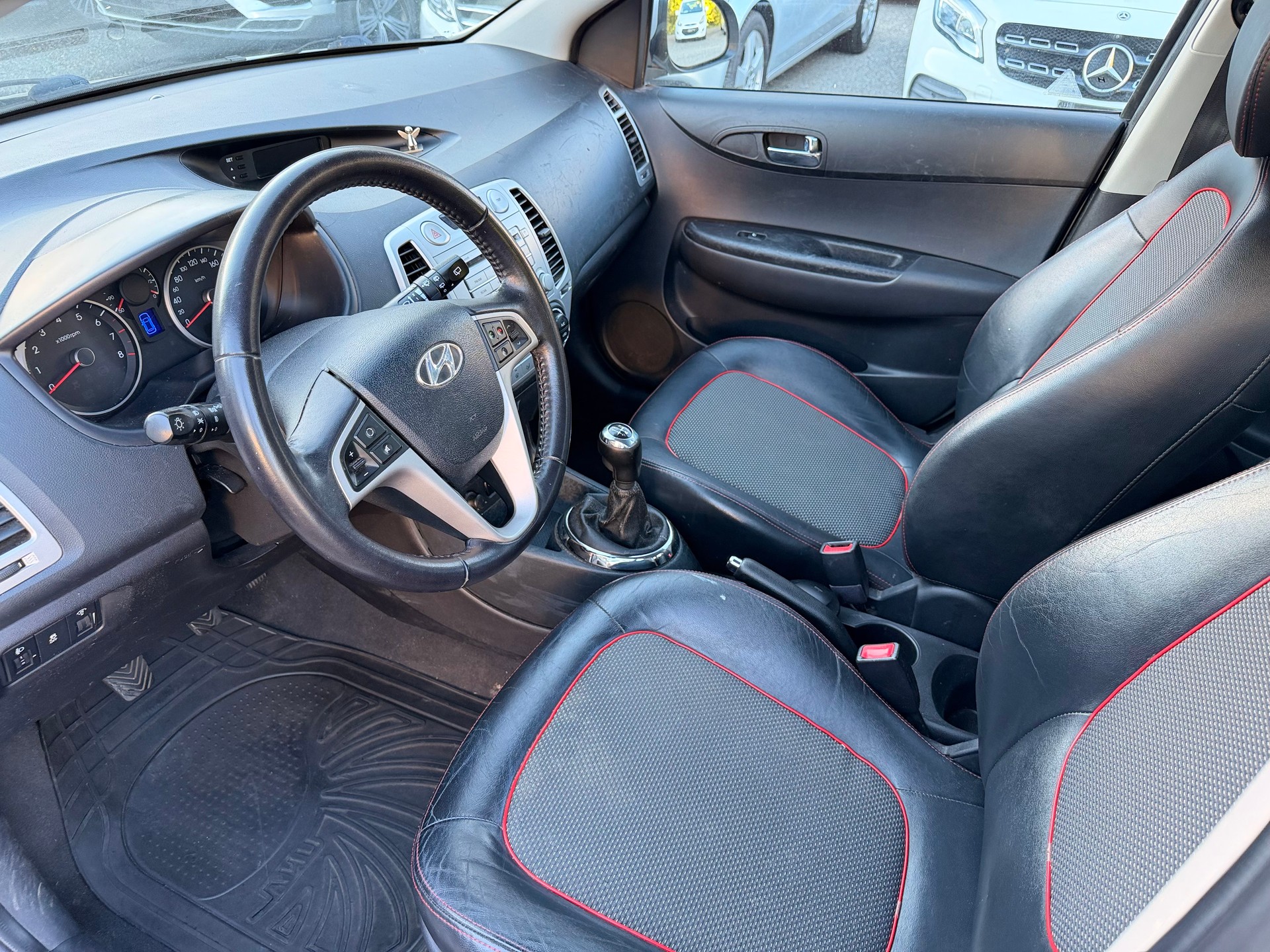 HYUNDAI i20 1.6 Premium-image-12