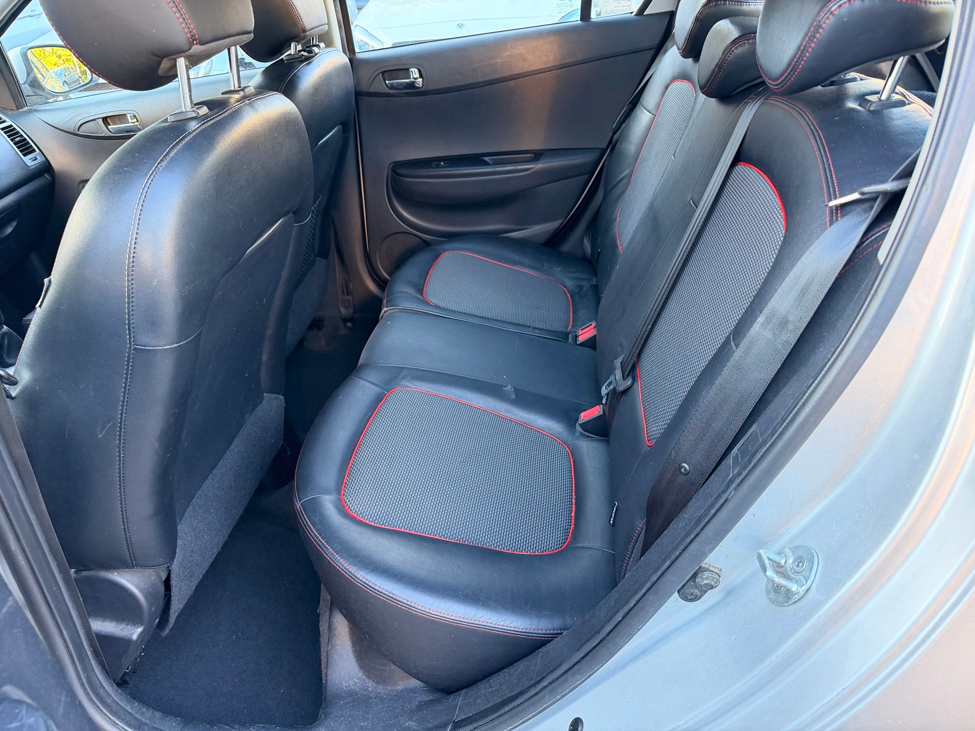 HYUNDAI i20 1.6 Premium-image-13
