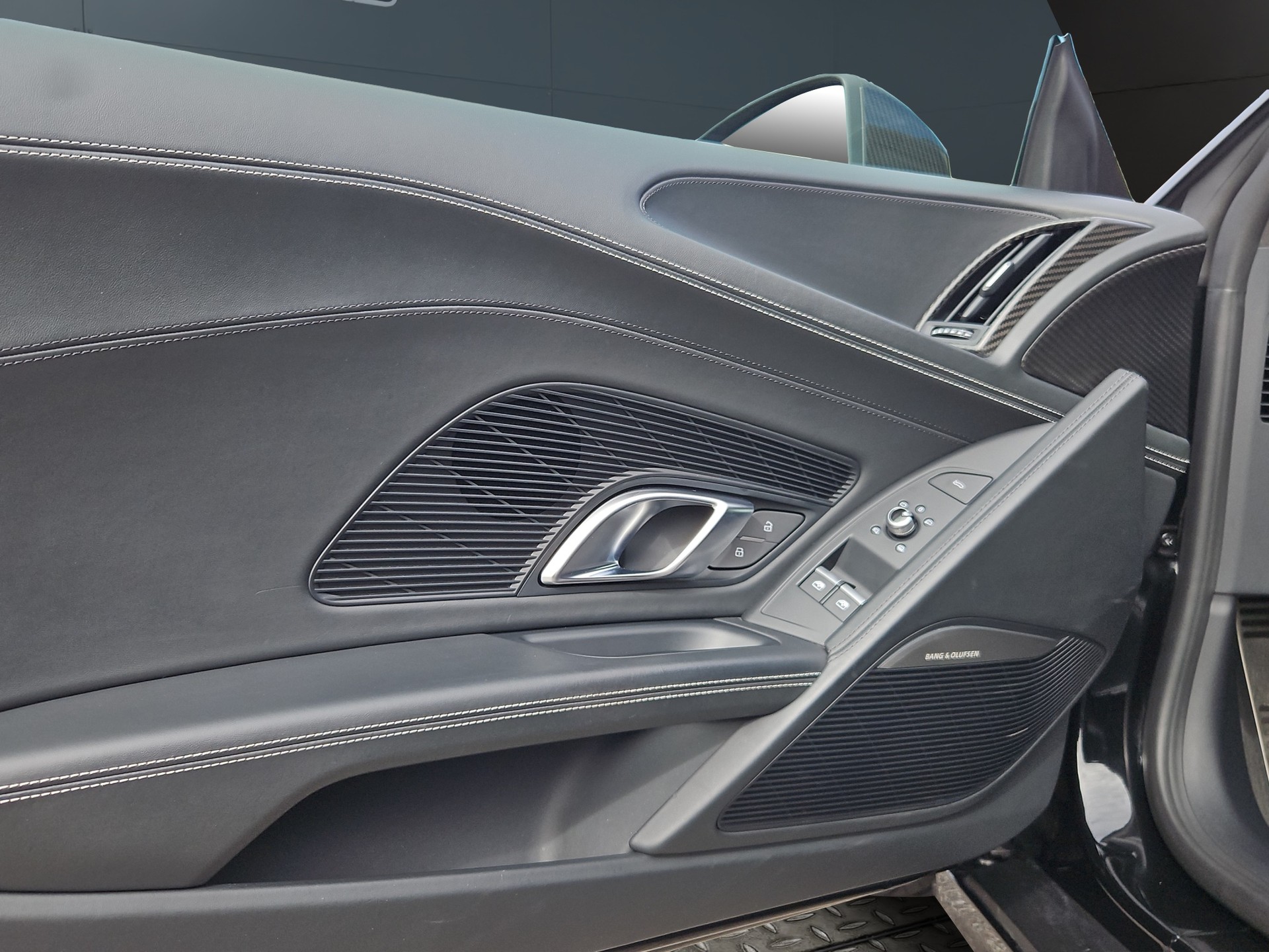 AUDI R8 Coupé 5.2 plus S-Tronic-image-15