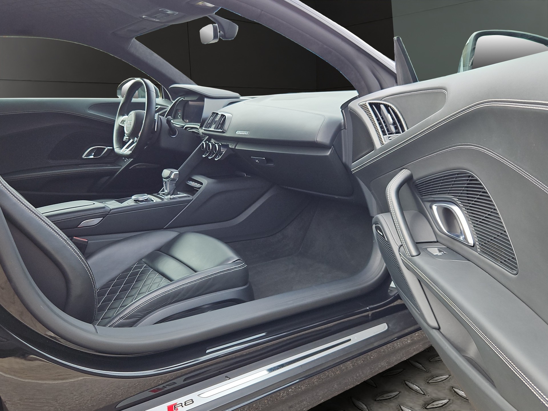 AUDI R8 Coupé 5.2 plus S-Tronic-image-22