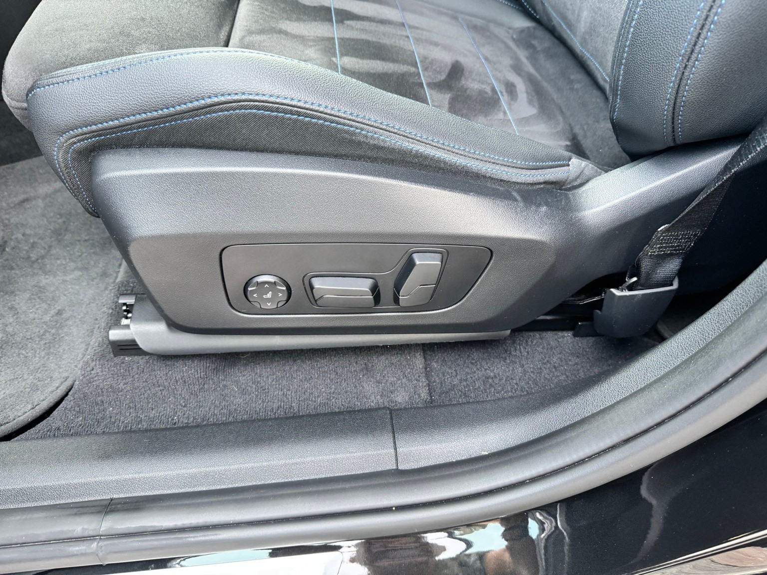 BMW xDrive 30e M SPORT-image-8