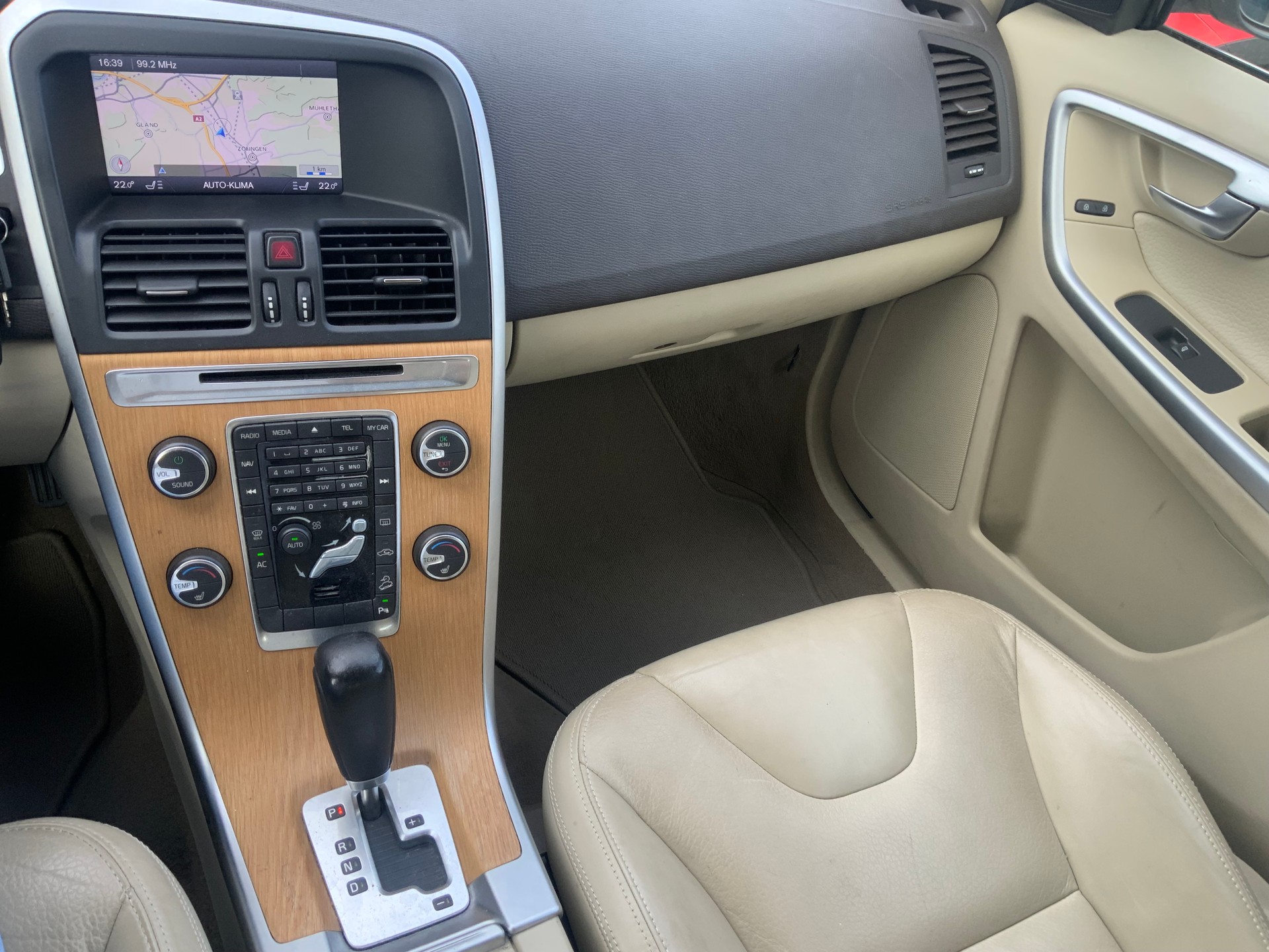 VOLVO XC60 D5 AWD Momentum Geartronic-image-8