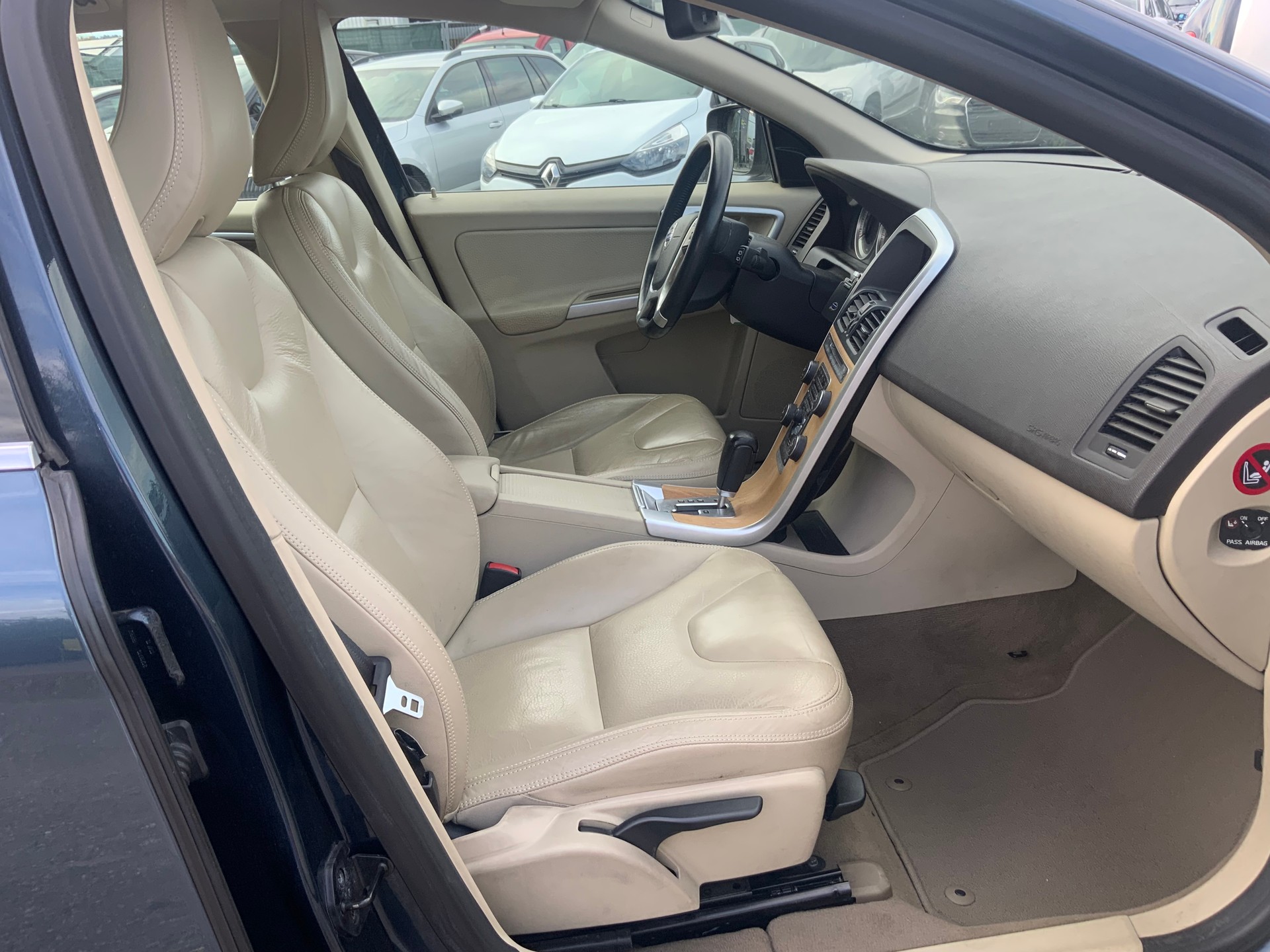 VOLVO XC60 D5 AWD Momentum Geartronic-image-10