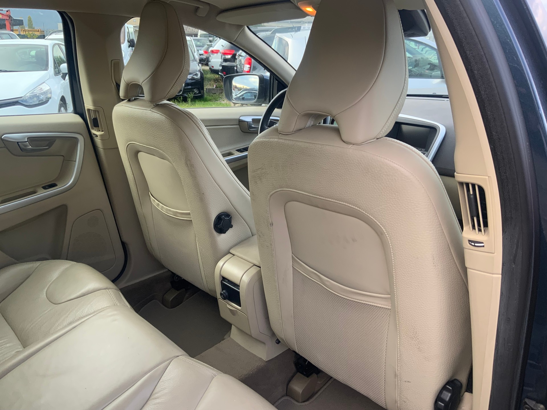 VOLVO XC60 D5 AWD Momentum Geartronic-image-11