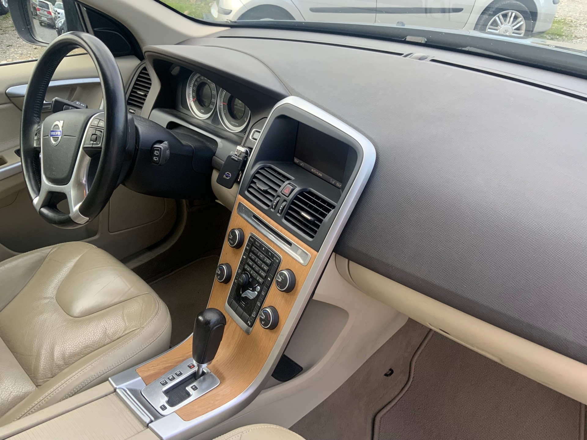 VOLVO XC60 D5 AWD Momentum Geartronic-image-9