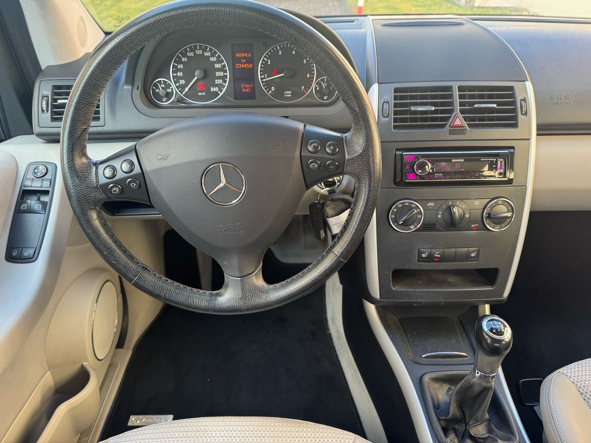 MERCEDES-BENZ A 200 Avantgarde-image-13
