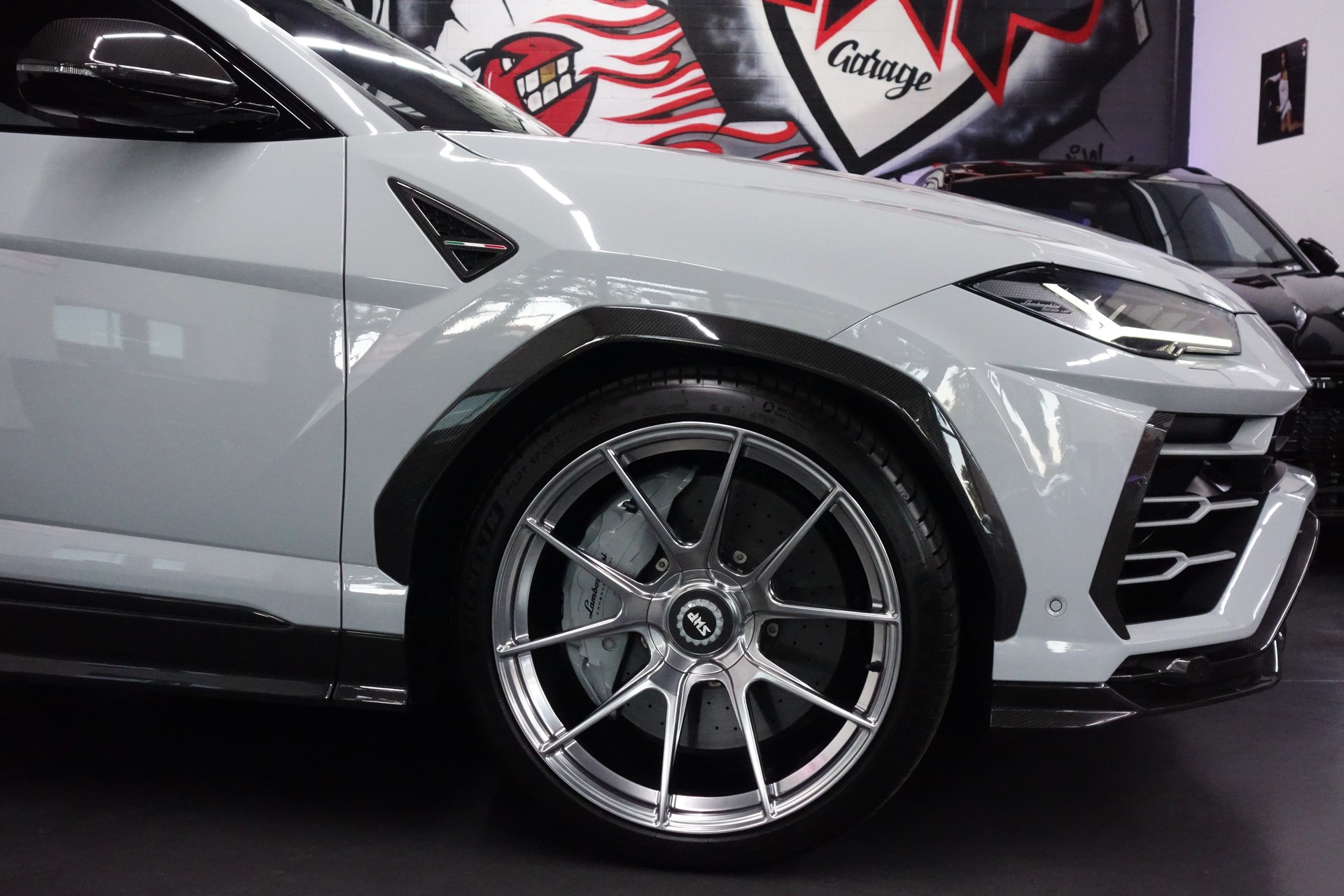 LAMBORGHINI URUS E-GEAR GRIGIO HATI FULL CARBON AKRAPOVIC ON TOP-image-11