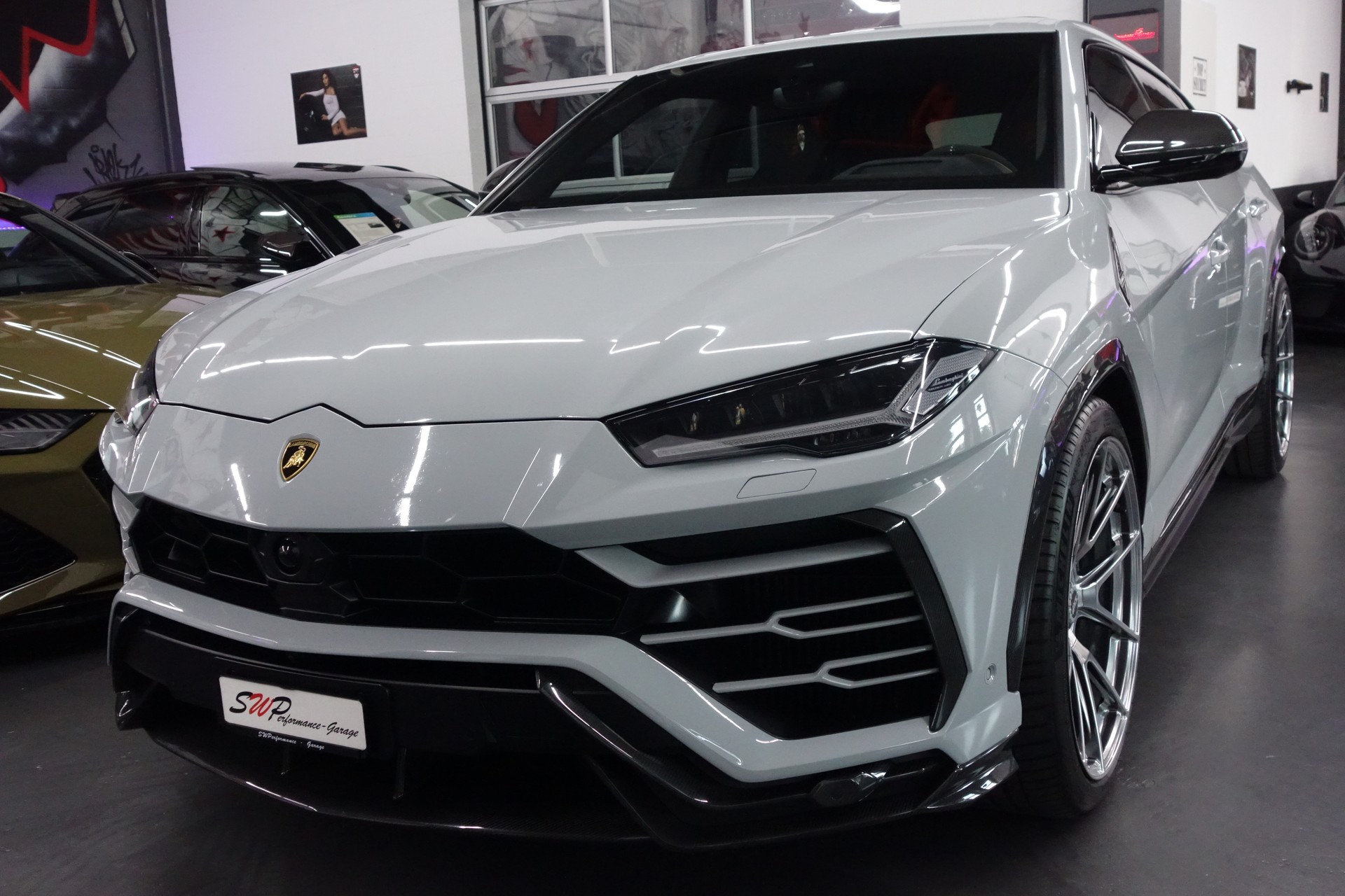 LAMBORGHINI URUS E-GEAR GRIGIO HATI FULL CARBON AKRAPOVIC ON TOP-showroom-element-2