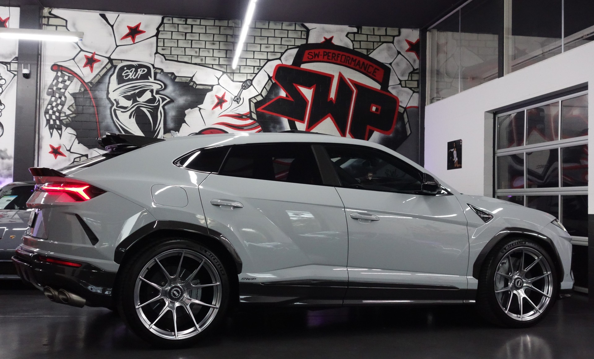 LAMBORGHINI URUS E-GEAR GRIGIO HATI FULL CARBON AKRAPOVIC ON TOP-image-17
